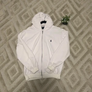 Vit hoodie från Polo Ralph Lauren - Säljer en stilren vit hoodie från Polo Ralph Lauren med dragkedja och det klassiska logotypbroderiet på bröstet. Perfekt för en avslappnad look. Hör av dig vid intresse! 🤍