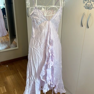 Omlottklänning med volang  - Köptes från H&M och har använts bara en gång. Super fin och bra till sommaren för en mer luftigare känsla. Ja den är genomskinlig men går att ha något under för en mer annorlunda stil. 