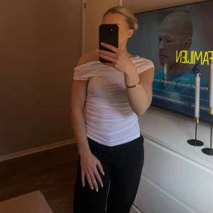 Vit offshoulder topp - En stilren vit off shoulder topp som passar till det mesta. Otroligt fin! 🤩