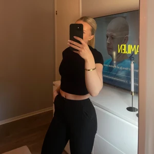 T-shirt - Snygg svart croppad t-shirt i ett tjockare material. Väldigt enkel och stilren så passar till det mesta. 💗