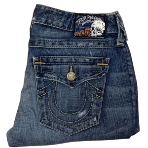 True Religion jeans - True Religion jeans Straight fit. W30 [Ytterbenslängd 104cm] [Innerbenslängd 85cm] [Midja 42cm] [Benöppning 18cm]