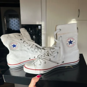 Converse All Star 37 1/2 - Säljer Converse All Star skor, perfekt för alla tillfällen.