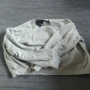 Grön sweatshirt från 157 - Säljer en stilren Grön sweatshirt från 157. Tröjan har en klassisk rund halsringning och långa ärmar. Perfekt för en avslappnad look. Passar bra till både jeans och mjukisbyxor.