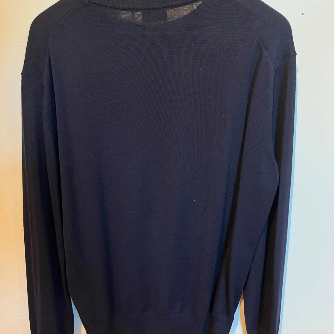 Mörkblå merinoulltröja från Asket - 1