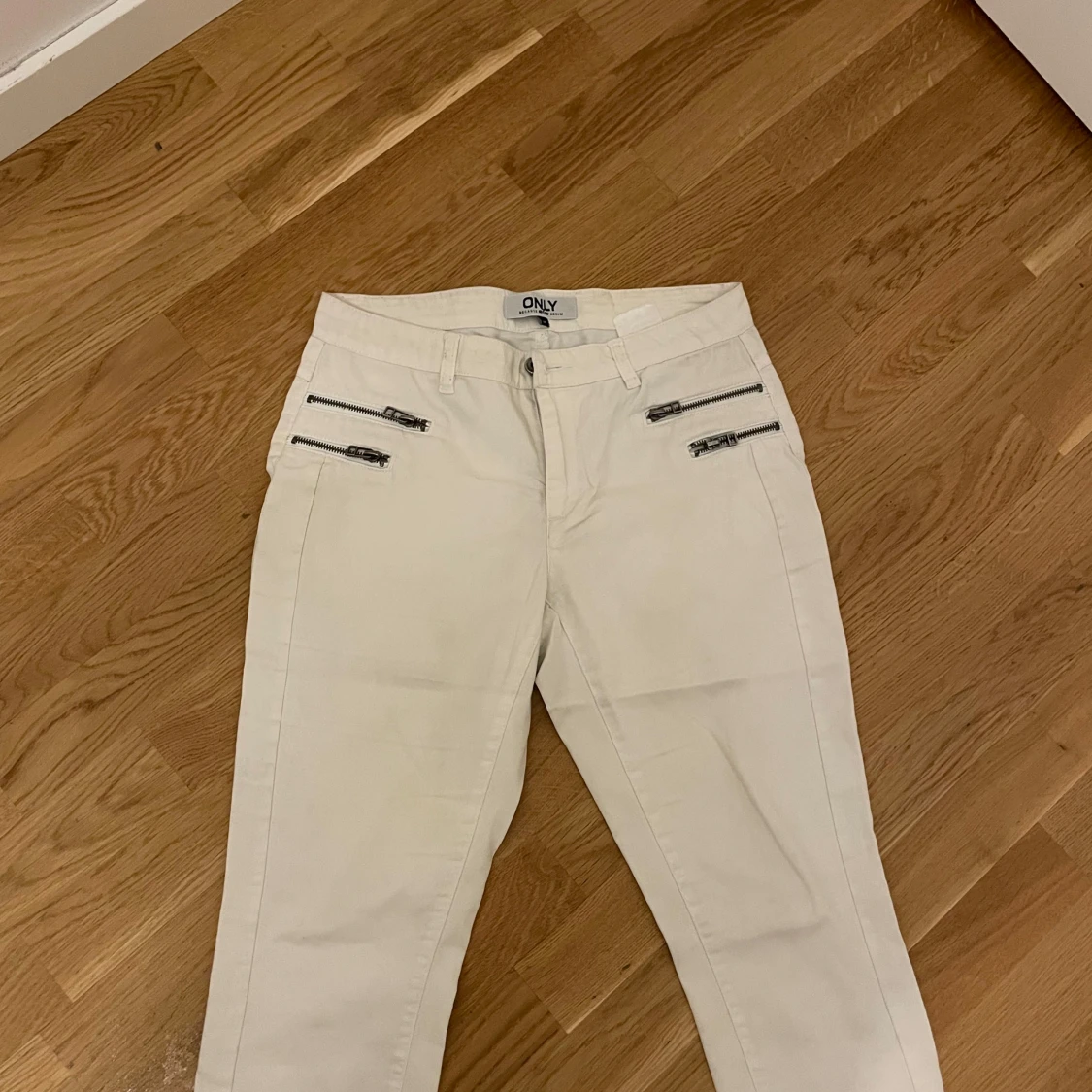 Vita byxor med dragkedjor från Only - 2