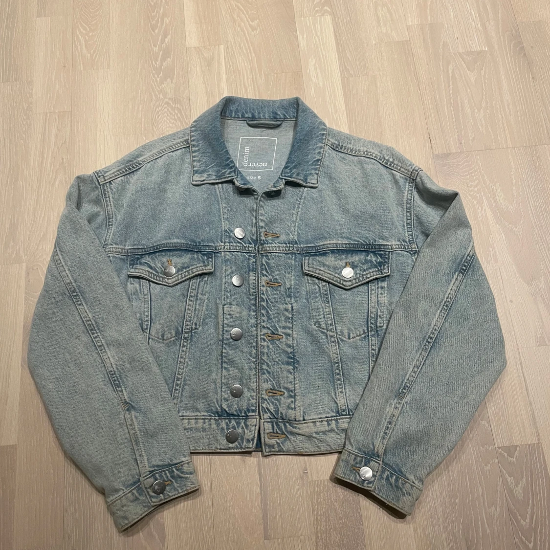 Ljusblå jeansjacka från bikbok 