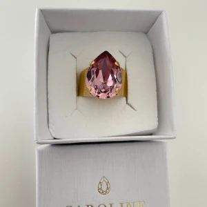 Caroline Svedbom, ring - Oanvänd, utan prislapp. Classic Drop Ring, vintage rose. Ordinarie pris: 695kr 
