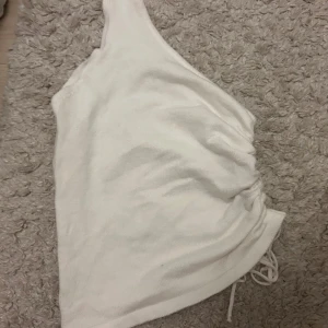 Vit oneshoulder topp - Snygg vit oneshoulder topp. 