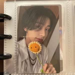 Romance: Untold - En bok med titeln 'Romance: Untold' i en röd och vit design. Omslaget har en söt illustration av ett ansikte med hjärtformade ögon. Perfekt för den som älskar romantiska berättelser.