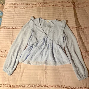 Ljusblå blus från Gina Tricot  - Jättefin ljusblå blus från Gina i mycket bra skick i storlek 158-164 men passar även XS