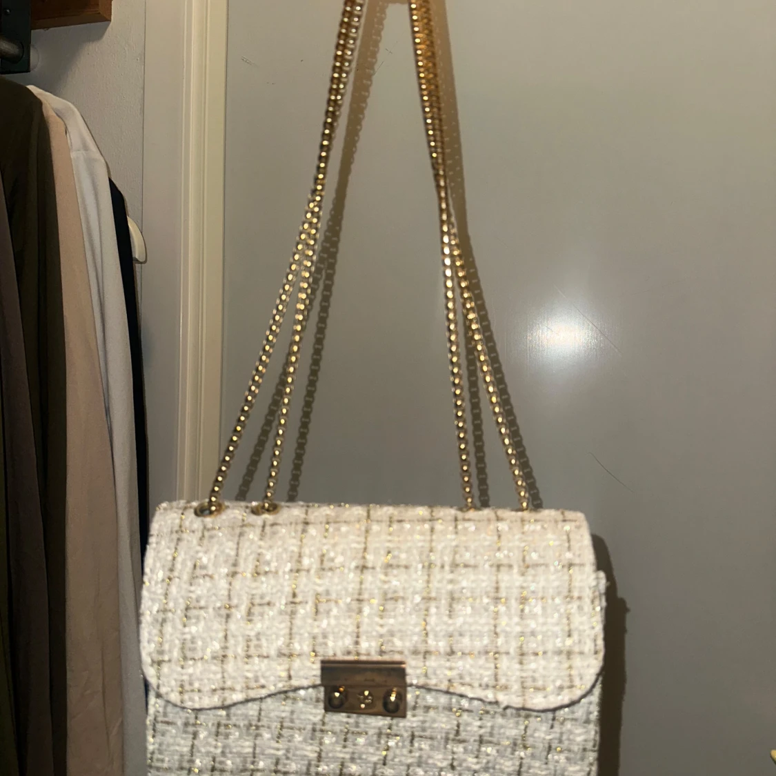 Vit quiltad axelväska med kedja