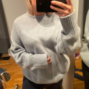 Ny Ljusblå stickad tröja från Zara - Säljer en helt ny oanvänd mysig ljusblå stickad tröja från Zara. Tröjan har en oversize passform, lite längre passform och med långa ärmar,  ribbade muddar vid ärmslut och nederkant. Jätte gosig💙
