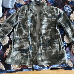 Express Kamouflage Jacka/kofta  - Originalpris: ca 880kr, Kamouflage färgad, ny, nytt skick