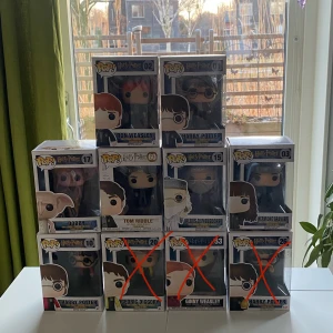 Harry Potter Funko Pop - Säljer en samling av Harry Potter Funko Pop-figurer. Perfekt för samlare och fans av Harry Potter-serien. Pop-figurer i original förpackning. OBS: Ginny sitter löst på sin kvast. Alla är öppnade, men har enbart stått på en bokhylla.   1 för 130 3 för 300 Vid köp av fler går pris att diskutera.