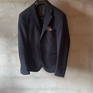 Ett fint konstym sätt - Jag säljer nu min Lindebergh sättet som är använt 2 gånger. Storlek på byxorna är Eu 48/84 84