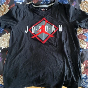Air Jordan T-Shirt Pojkstorlek - Svart, vit, och röd Air Jordan Tshirt i fint skick, pojkstorlek