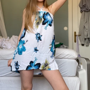 Drömmig sommarklänning - Säljer denna drömmiga klänningen köpt i Spanien, otroligt fin och går att bära på olika sätt som man ser på bilderna!🌸 nyskick men lite skrynklig💕