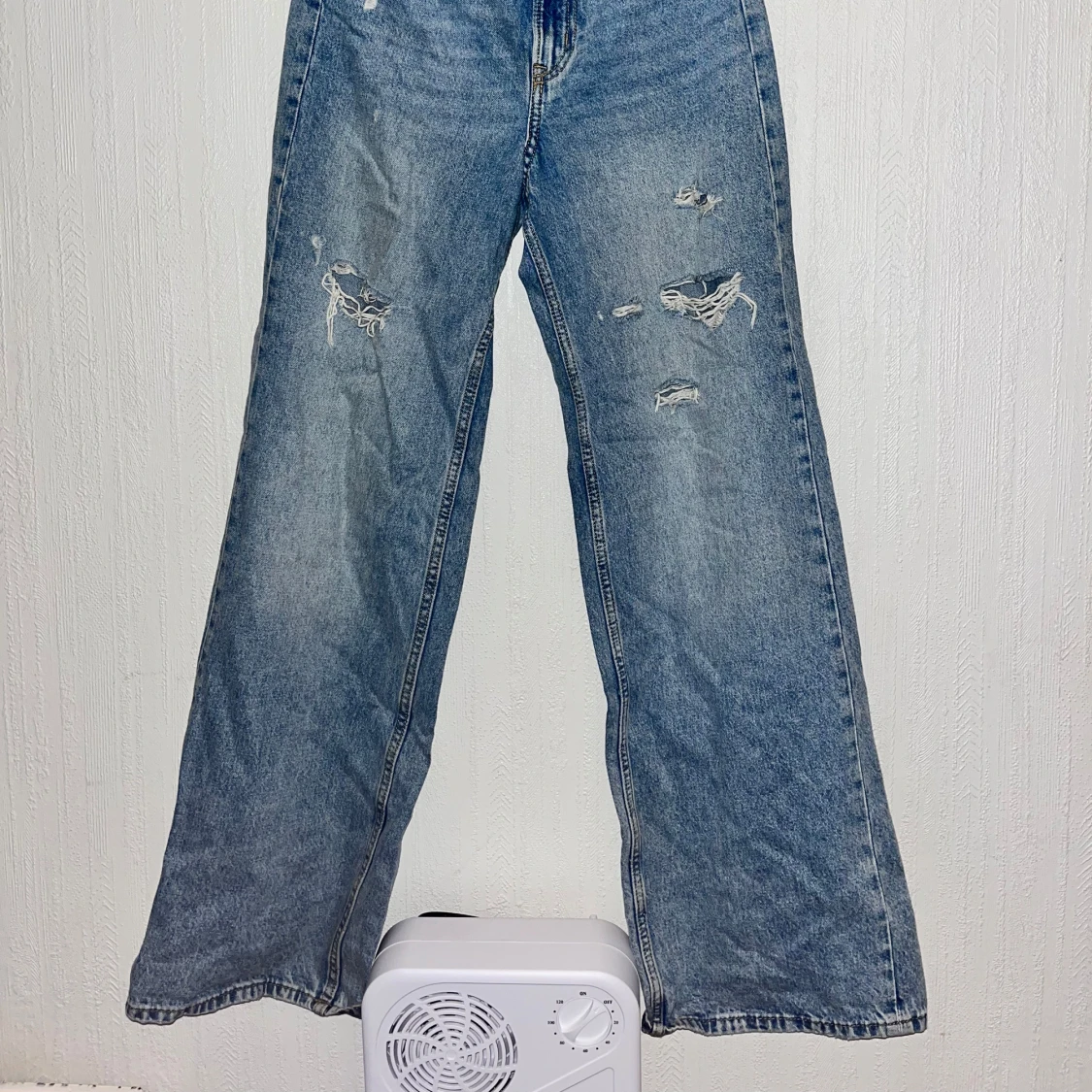 Blå jeans med slitningar från H&M - 2