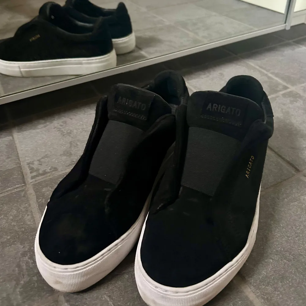 nyköpta Axel arigato premium laceless skor i 100% mocka. Använt ca 5 gånger men tycker de sitter för trångt på mig. Helt i nyskick och har fortfarande paketet/dustbag kvar. Skriv dm för fler bilder! . Kengät.