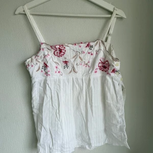 Vit broderad linnetopp - Söt topp🌟 aldrig använd pga för liten. Toppen är i storlek 40 men tycker den motsvarar en 38. 