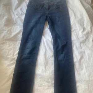 Lågmidjade bootcut jeans - Supersnygga lågmidjade bootcut jeans från Ltb i modellen valerie. Färg:nattblå. De är i perfekt skick! Nypris: ca 900kr. Storlek 25,32🩷