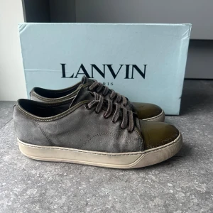 Lanvin skor - Snygga olivgröna lanvins, passar 41-42. Innersulsmått runt 26,5. Hyfsat bra skick, små jack i tåboxen samt lite hål i hälen på insidan som är fixat med en tejpbit, inget som märks vid användning. Skor och lådan följer med. Hör av er vid frågor!