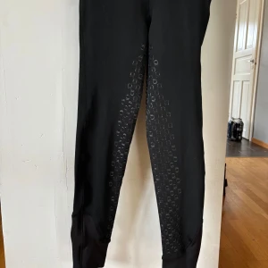 Svarta tights från Equipage oanvända nyköpta - Säljer dessa rid tights från Equipage helt nya och oanvända endast provade på. Köpte fel storlek så Derför säljer jag dem! Ntt pris är 410kr