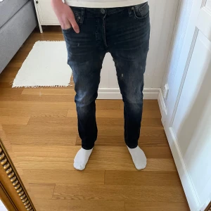 Slim glenn  - Säljer nu dessa riktigt bekväma o feta slim glenn jeansen. Inga defekter över huvudtaget. Jeansen har en riktig fett tvätt samt sitter helt perfekt 🤩 skriv vid frågor eller annat 👊