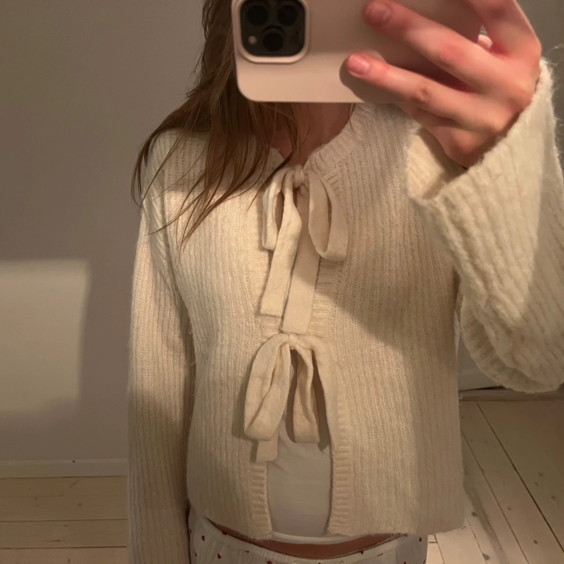 Vit ribbad kofta med rosett