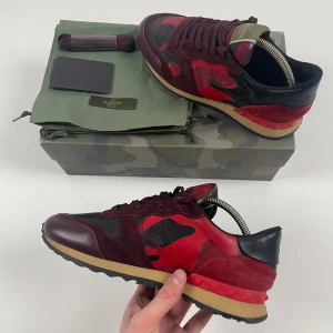 Valentino Rockrunners Skor - ‼️SJUKT BRA SKICK‼️Valentino Rockrunner Skor | Detta är marknadens fetaste, populäraste & mest eftertraktade sko inför våren! | Skick 9.5/10, EXTREMT BRA! | Storlek 40, men passar nog även 41 då de är lite större i storleken enligt oss | Inget medföljer | Priset är alltid diskuterbart vid snabb affär! | Nypris 8515kr | Hör mer än gärna av dig vid minsta möjliga fråga eller fundering så svarar vi med glädje! | GardeGrisch - Registrerat företag 😄