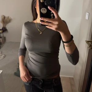 Trekvartsärmad tajt tröja  - En fin tröja som är lite öppen i ryggen