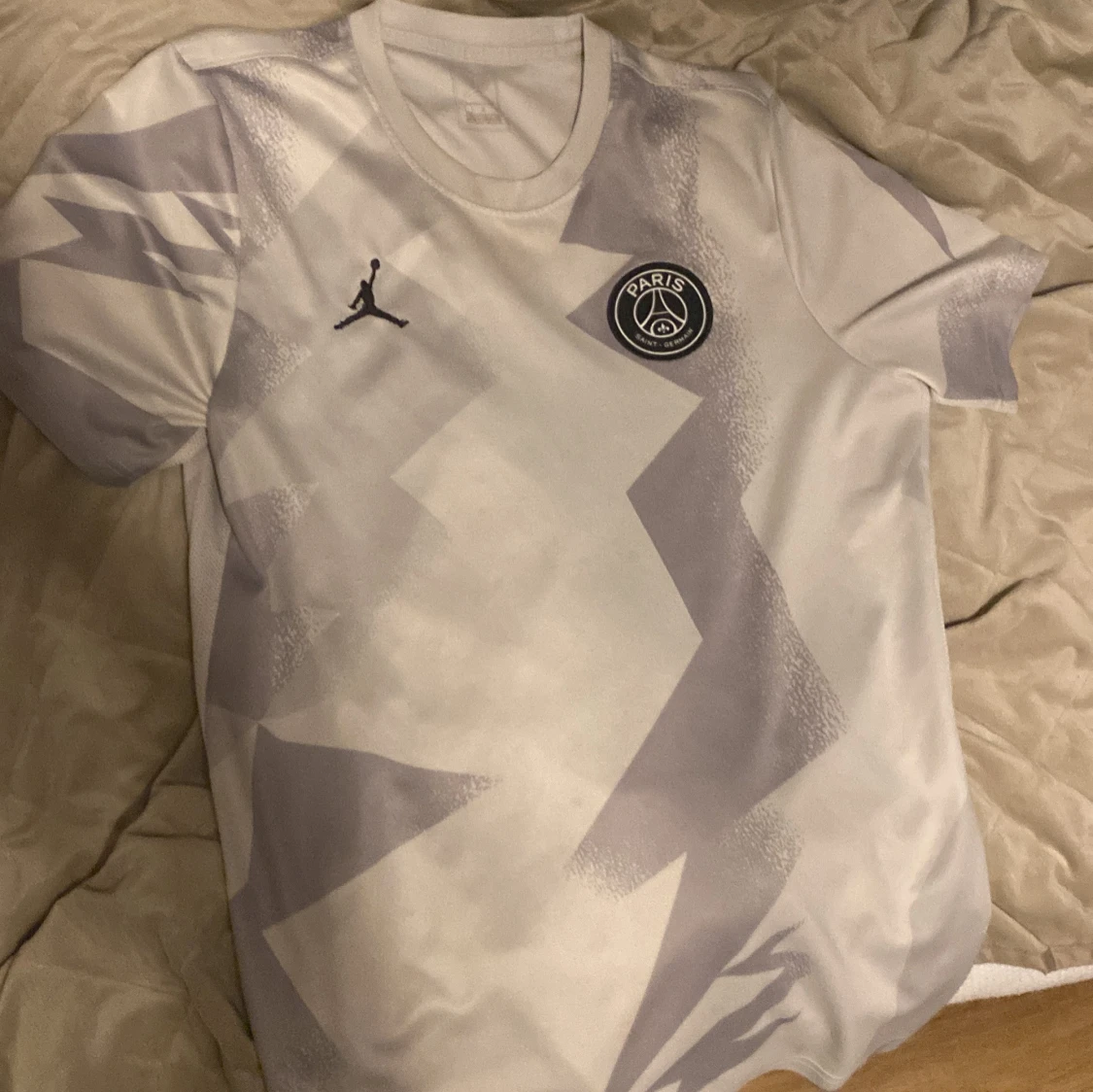 Vit och grå PSG fotbollströja