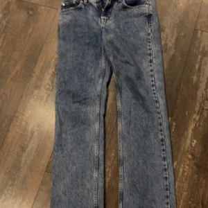 Blå jeans från Pull&Bear - Snygga blå jeans från Pull&Bear med klassisk design. De har en rak passform och är perfekta för en avslappnad stil. Tillverkade i Bangladesh.