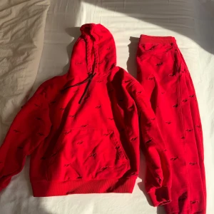 Röd mjukis set  med mönster från Hugo - Säljer en cool röd mjukis set från Hugo. Perfekt för en avslappnad stil.