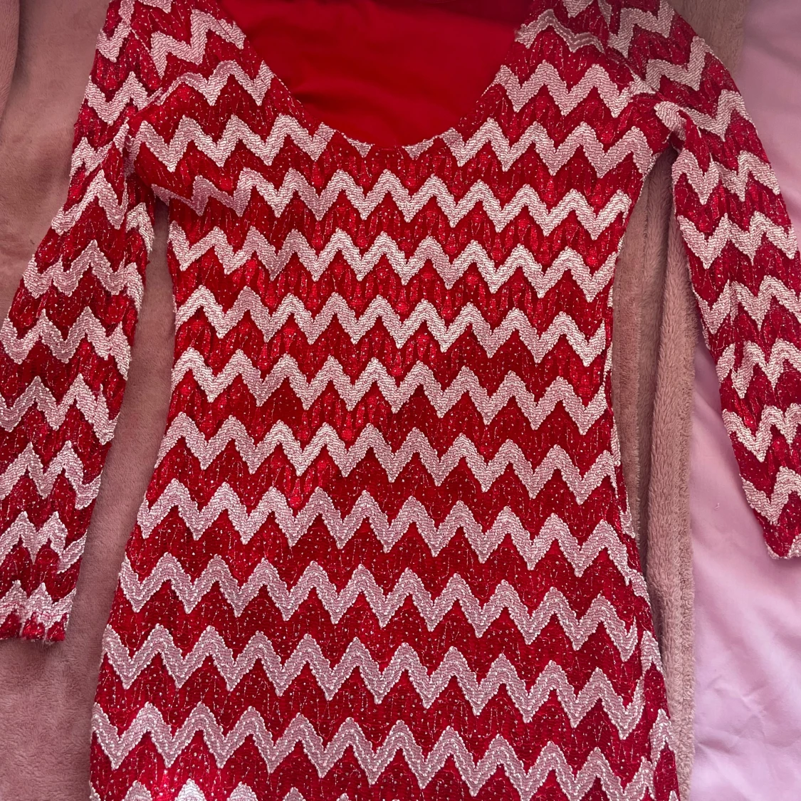 Röd och silverglittrig klänning från Violet - 1