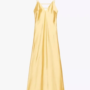Gul långklänning i satin - Helt slutsåld gul långklänning i satin med smala axelband och v-ringad design. Perfekt för sommarens festligheter. Storlek M