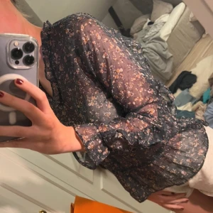 Neo noir blus  - Super fin, grön med lite blommor i. Lite glitter i även 💕använd fåtal gånger