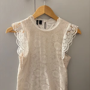 Vit blus  - Säljer denna fina vita blus då den ej kommer till användning✨det är dubbeltyg