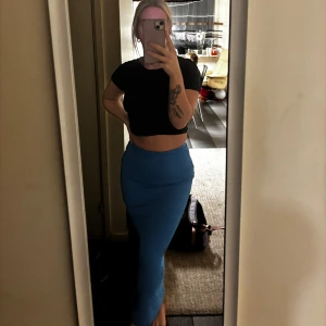 Blå långkjol - Snygg blå långkjol med en tight passform. Perfekt för en stilren look. Kjolen är enkel och elegant