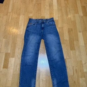 Blå jeans från LAB Industries - Säljer ett par blå jeans från LAB Industries. De har en loose fit och klassisk design. Perfekta för en avslappnad stil. Passar bra till sneakers eller en enkel T-shirt