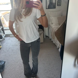 Lågmidjade jeans - Säljer ett par sköna Lågmidjade jeans som knappt är använda, väldigt cool färg som verkligen gör outfiten! 💕