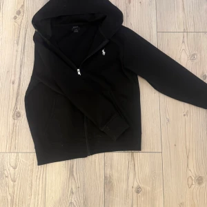 Svart hoodie från Ralph Lauren - Schysst raffe tröja till våren och sommaren,  Hör av dig vid frågor. Står S men passar mer M!!!