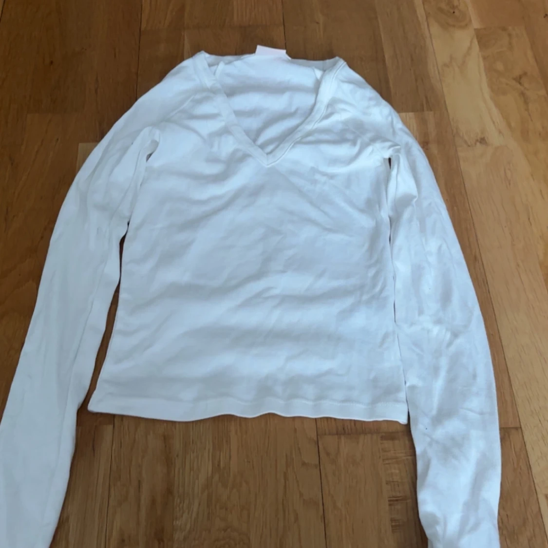 Vit långärmad tröja med v-ringning