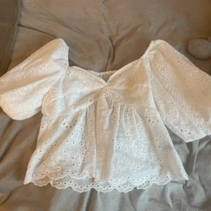 vit topp - säljer denna vita topp som jag köpte här på plick då den inte passade mig