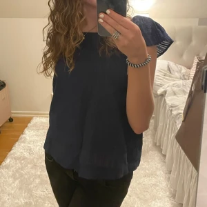 marinblå gap blus - sååååååå snygg tröja, men kommer tyvärr inte till användning. den är i nytt skick och är väldigt luftig💞