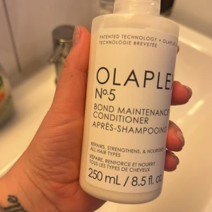 Olaplex No.5 Bond Maintenance Conditioner - Säljer en flaska Olaplex No.5 Bond Maintenance Conditioner. Denna balsam reparerar, stärker och vårdar alla hårtyper. Flaskan innehåller 250 ml och är perfekt för att hålla håret friskt och starkt.