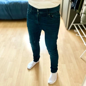 Replay jeans - Snygga mörkblå replay jeans i nyskick utan defekter! Nypris ca 2000kr. W33. Modellen är 185 cm, 80 kg. 