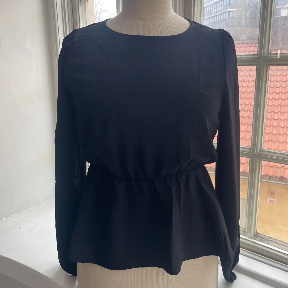 Svart blus med rynkning under bysten och volang. Storlek S❤️🔥❤️🔥. Puserot.