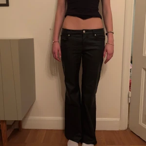 Coola skinnbyxor - Säljer dessa snygga skinnbyxor. Storlek M32. Tveka inte att skiva vid frågor