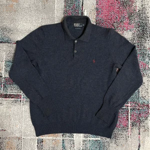 Ralph Lauren tröja - Säljer min stiliga Ralph Lauren tröja som passar till nästan allt för endast 299kr! Den är i strl XL men passar även L, skicket är 10/10 och den är knappt använd! Skriv till om ni är intresserade 